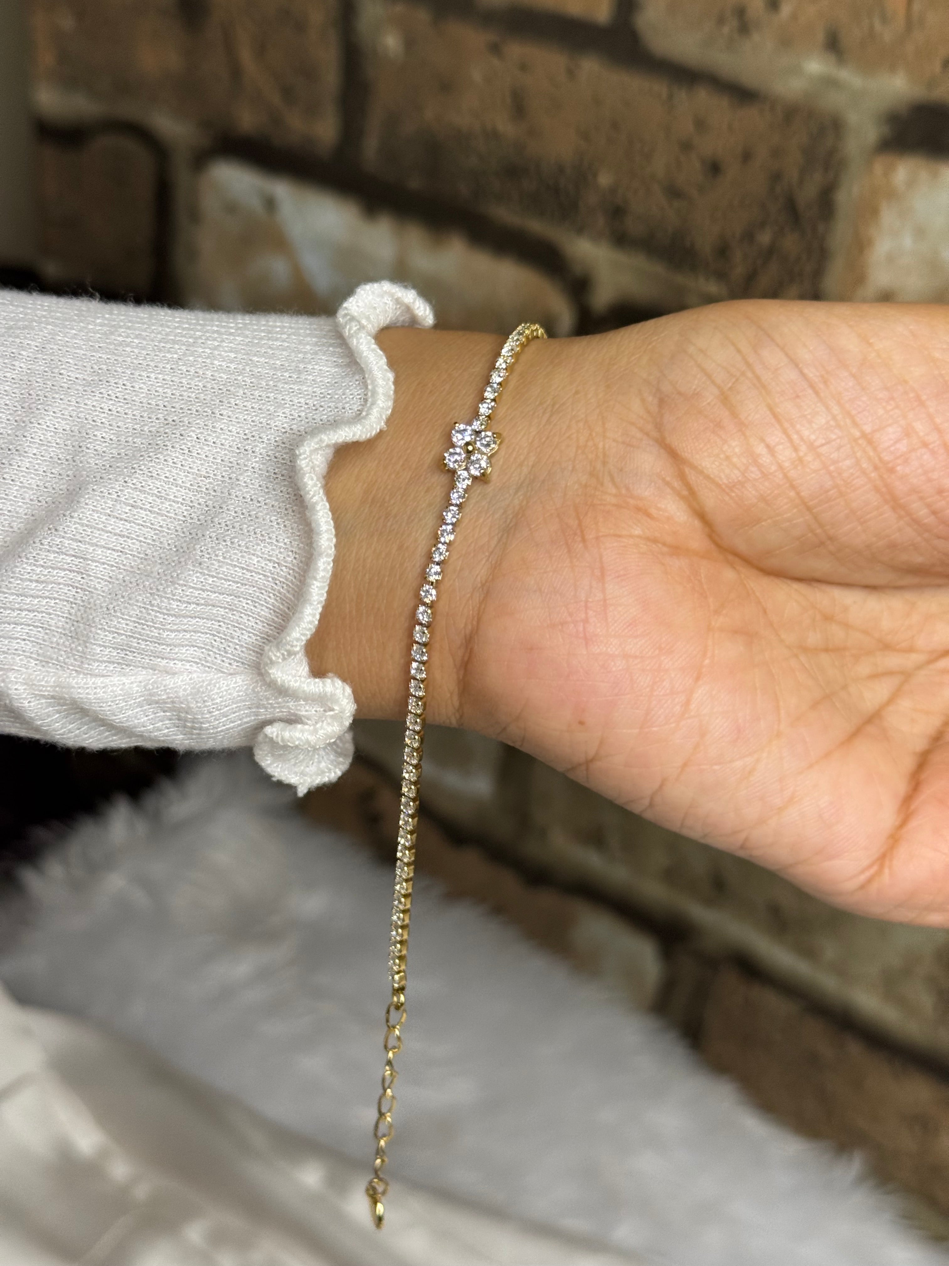 Minimal Diamond Flower Bracelet